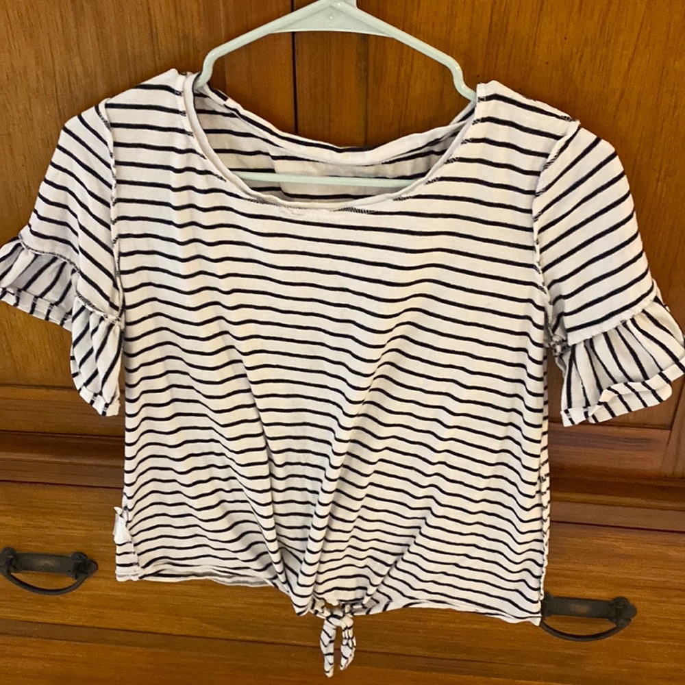 Black white ruffle sleeve top